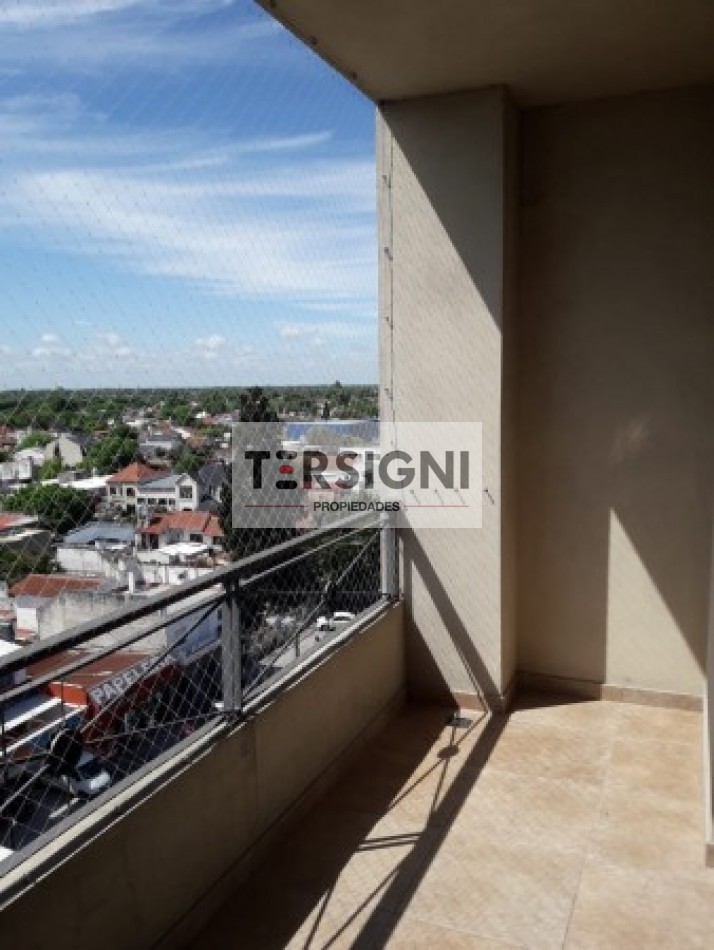 AMPLIO DEPARTAMENTO 2 AMBIENTES CON COCHERA - BANFIELD
